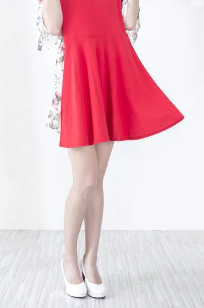 Mujer Joven Sosteniendo Vestido Rojo — Foto de Stock