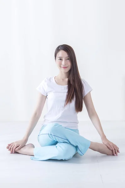 Joven Mujer Asiática Estirándose Sonriendo Cámara — Foto de Stock