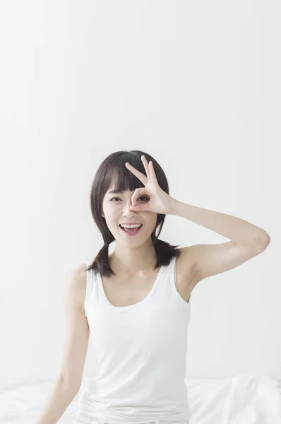 Joven Asiática Vestida Con Vestido Blanco Haciendo Una Pose Cara —  Fotos de Stock