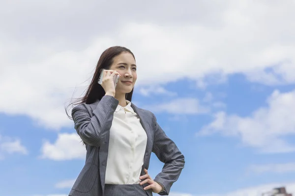 Jovem Mulher Asiática Vestindo Terno Sorrindo Falando Telefone — Fotografia de Stock