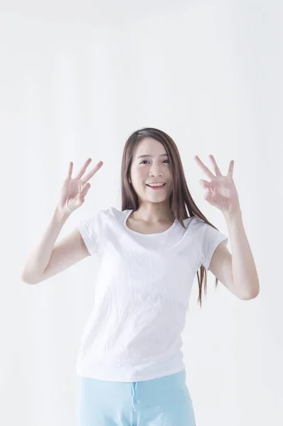 Joven Asiática Manos Arriba Haciendo Una Pose Sonriendo Cámara —  Fotos de Stock