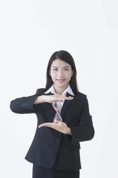 Jovem Mulher Asiática Vestindo Terno Segurando Uma Ampulheta Sorrindo Mostrando — Fotografia de Stock