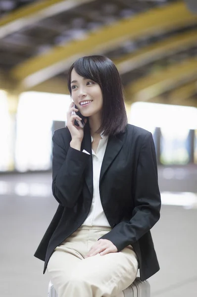 Jovem Mulher Asiática Terno Sorrindo Falando Telefone — Fotografia de Stock