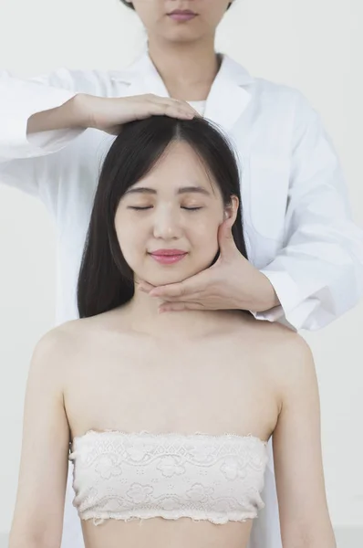 Jovem Mulher Asiática Tendo Massagem Por Médico Chinês — Fotografia de Stock