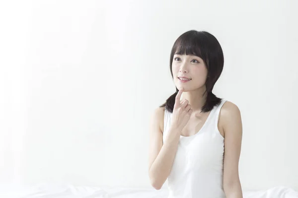 Çenesinin Altında Beyaz Elbise Yardım Giyen Gülümseyen Genç Asyalı Kadın — Stok fotoğraf