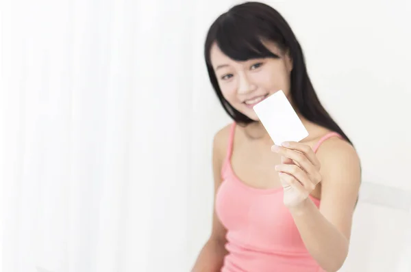 Νεαρή Κοπέλα Κρατώντας Την Κάρτα Και Χαμογελώντας Δείχνει Στην Κάμερα — Φωτογραφία Αρχείου