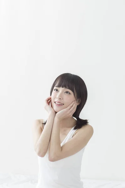 Joven Mujer Asiática Usando Vestido Blanco Manos Cara Sonriendo Mirando — Foto de Stock