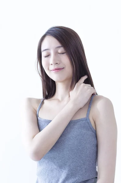 Junge Asiatische Frau Hände Berühren Ihr Haar Und Lächeln Mit — Stockfoto