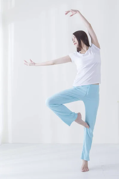 Joven Mujer Asiática Estirándose Haciendo Yoga —  Fotos de Stock