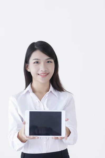 Jovem Mulher Asiática Terno Segurando Tablet Sorrindo Mostrando Para Câmera — Fotografia de Stock