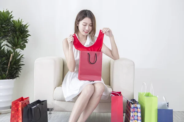 Mujer Joven Sosteniendo Una Bolsa Compras Sonriendo Ábrela —  Fotos de Stock