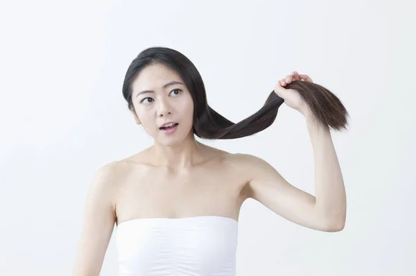 Jeune Femme Asiatique Tenant Ses Cheveux Air Choqué — Photo