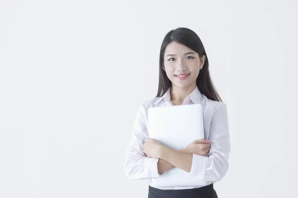 Jonge Aziatische Vrouw Dragen Een Pak Houden Sommige Vliegen Glimlachen — Stockfoto