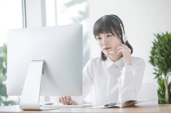 Mujer Joven Con Traje Blanco Sentada Escritorio Con Auriculares Trabajando — Foto de Stock