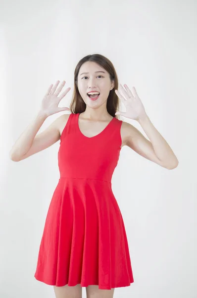 Mujer Joven Con Vestido Rojo Manos Lado Boca Sonriendo Gritando —  Fotos de Stock