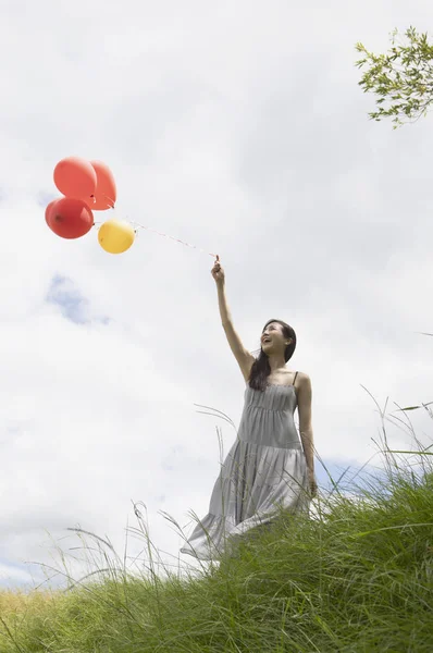 Jovem Mulher Asiática Segurando Balão Olhando Para Ele — Fotografia de Stock