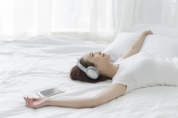 Young Asian Woman Lying Bed Smiling Listening Music — Stock Photo, Image