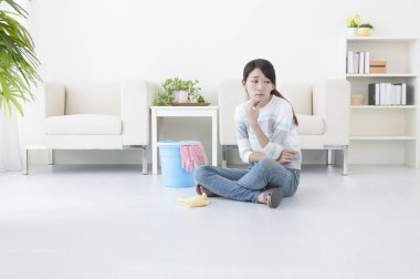 Kat el onun çene ve düşünme altında oturan genç Asyalı kadın