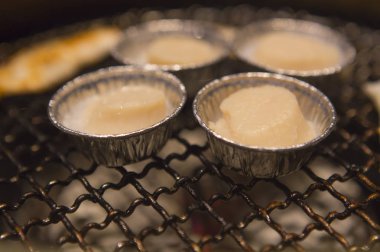 Barbekü, küçük folyo tabaklarda neşter. 