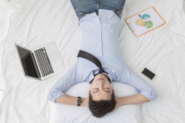 Gözleri ile yatağın yanında diz üstü yatarken elbiseli Genç adam kapalı