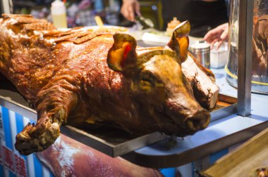 Arka planda Rosto Domuz, yakın çekim