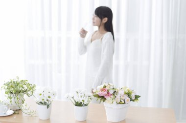 Ayakta ve bir bardak su içme genç kız