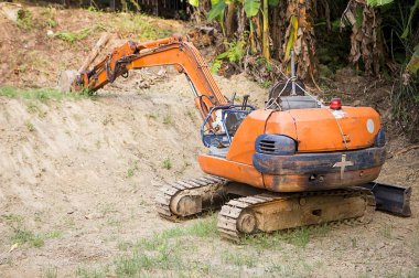 Kazıcı inşaat alanında çalışıyor. 