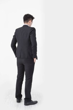 Elbiseli Genç adam sırtını kameraya gösteren onun cebinde eller,