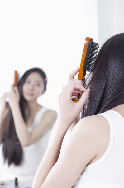 Jeune Femme Asiatique Brossant Ses Cheveux Regardant Miroir — Photo