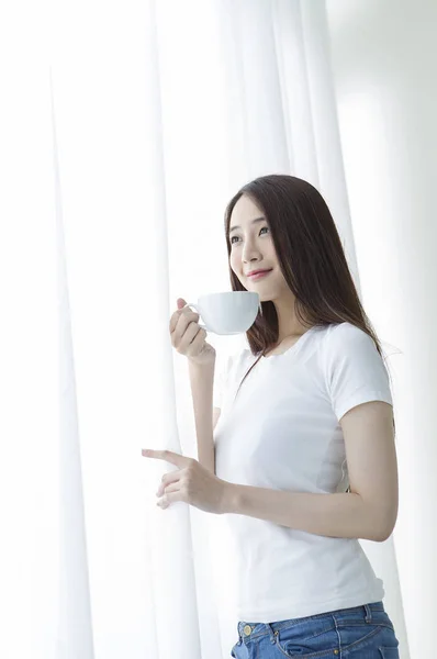 Joven Asiática Mujer Jeans Sosteniendo Café Sonriendo Mirando Hacia Otro — Foto de Stock