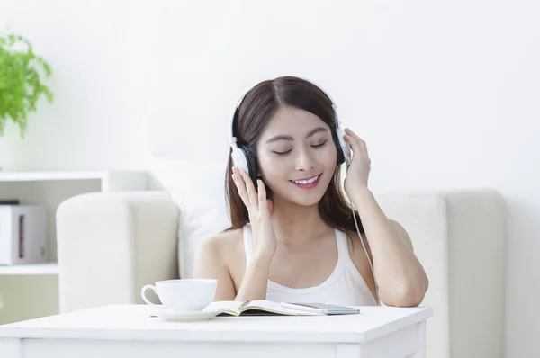 Jovem Mulher Asiática Sorrindo Ouvindo Música — Fotografia de Stock