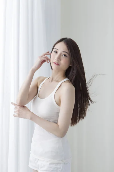 Jovem Mulher Asiática Mãos Lado Sua Cabeça Sorrindo Para Câmera — Fotografia de Stock