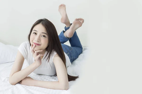 Junge Asiatin Jeans Auf Dem Bett Liegend Und Lächelnd Die — Stockfoto