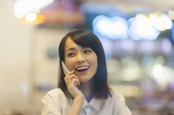 Jovem Mulher Asiática Terno Sorrindo Falando Telefone — Fotografia de Stock