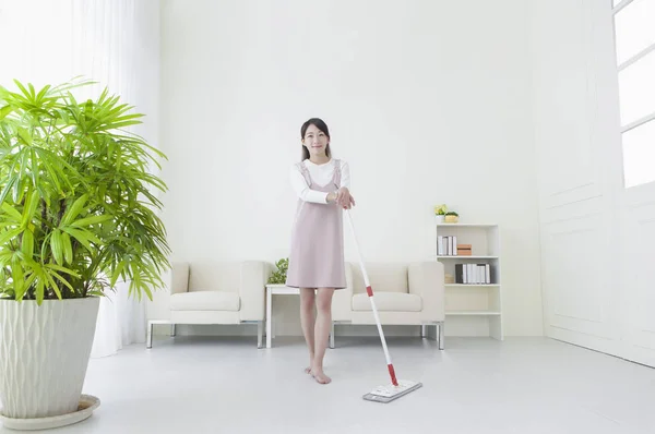 Joven Mujer Asiática Haciendo Trabajo Casa Sonriendo Cámara —  Fotos de Stock