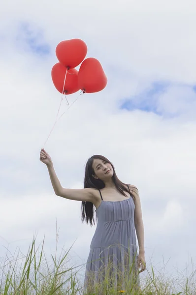 Jovem Mulher Asiática Segurando Balão Sorrindo Para Câmera — Fotografia de Stock