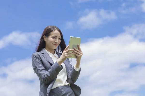 Jovem Mulher Asiática Vestindo Terno Sorrindo Usando Tablet — Fotografia de Stock