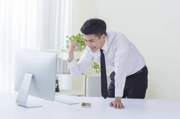 Joven Asiático Hombre Usando Traje Manos Arriba Animando —  Fotos de Stock