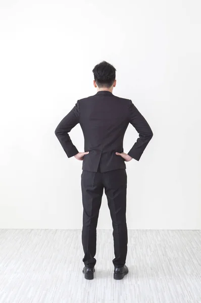 Unga Asiatiska Mannen Bär Kostym Visar Ryggen Mot Kameran — Stockfoto