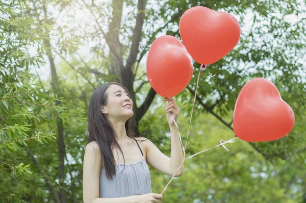 Jovem Mulher Asiática Segurando Balão Sorrindo Olhando Para Ele — Fotografia de Stock
