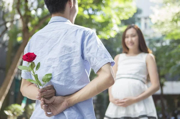 Young Father Pregnant Mother Giving Present — Stock Photo, Image