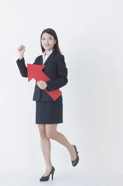 Jovem Mulher Asiática Vestindo Terno Segurando Uma Seta Mão Para — Fotografia de Stock