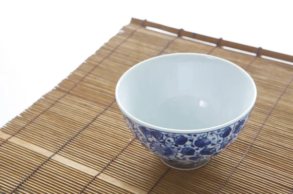 在竹子餐巾上的空碗 白色背景隔离 — 图库照片