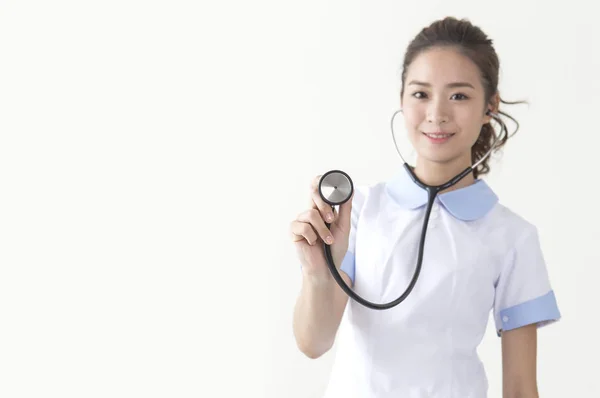 Jonge Verpleegster Draagt Een Stethoscoop Glimlacht Naar Camera — Stockfoto