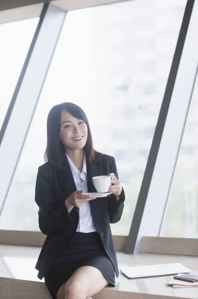 Jovem Mulher Asiática Vestindo Terno Segurando Café Sorrindo Para Câmera — Fotografia de Stock