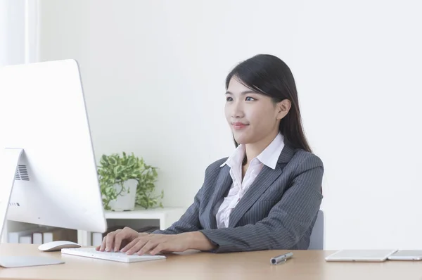 Jovem Mulher Asiática Vestindo Terno Sorrindo Usando Computador — Fotografia de Stock