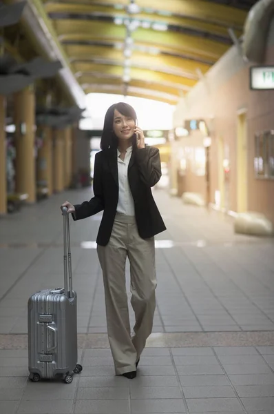 Junge Asiatische Frau Trägt Einen Anzug Mit Einem Koffer Und — Stockfoto