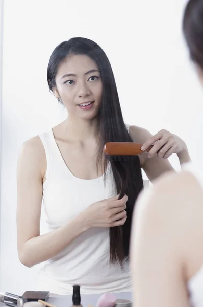 Jeune Femme Asiatique Brossant Ses Cheveux Souriant Miroir — Photo