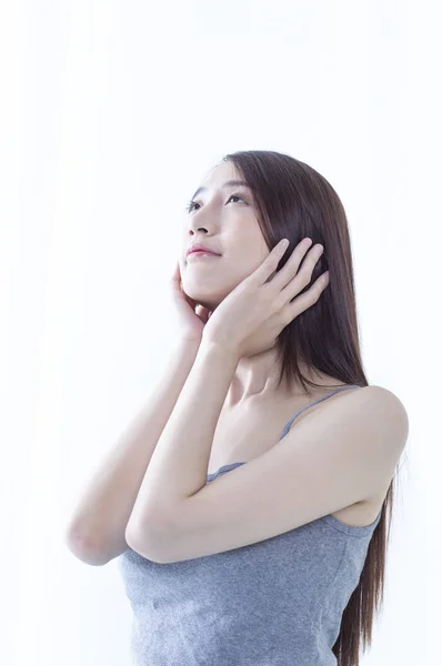 Jeune Femme Asiatique Mains Sur Son Visage Détourner Les Yeux — Photo