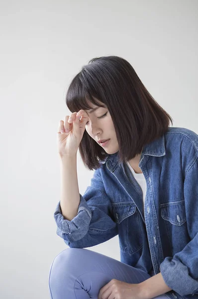 Wanita Muda Dalam Jaket Denim Tangan Dahinya Tampak Menyakitkan — Stok Foto